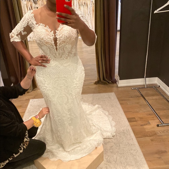 Wedding dress - Picture 2 of 8